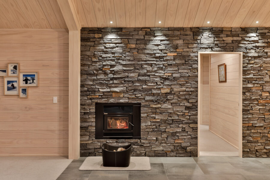 Lockwood home with schist stone feature wall